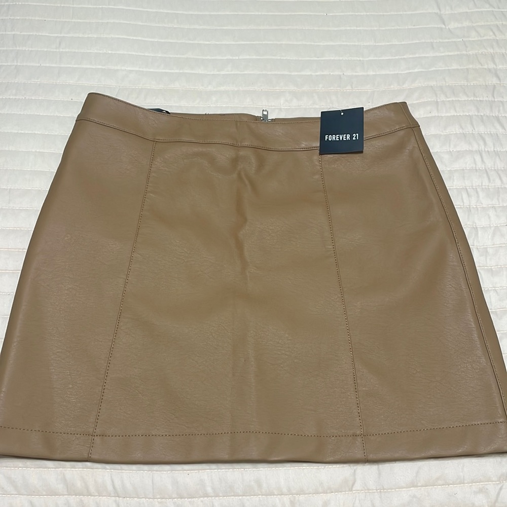 Forever 21 ‘US Large’ mini skirt (around mid thigh) faux leather. Back zipper.